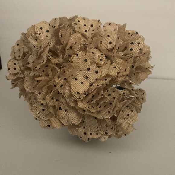 Floral accents Beige w/black poke dot 7 flowers with short stem small bouquet - Picture 2 of 7
